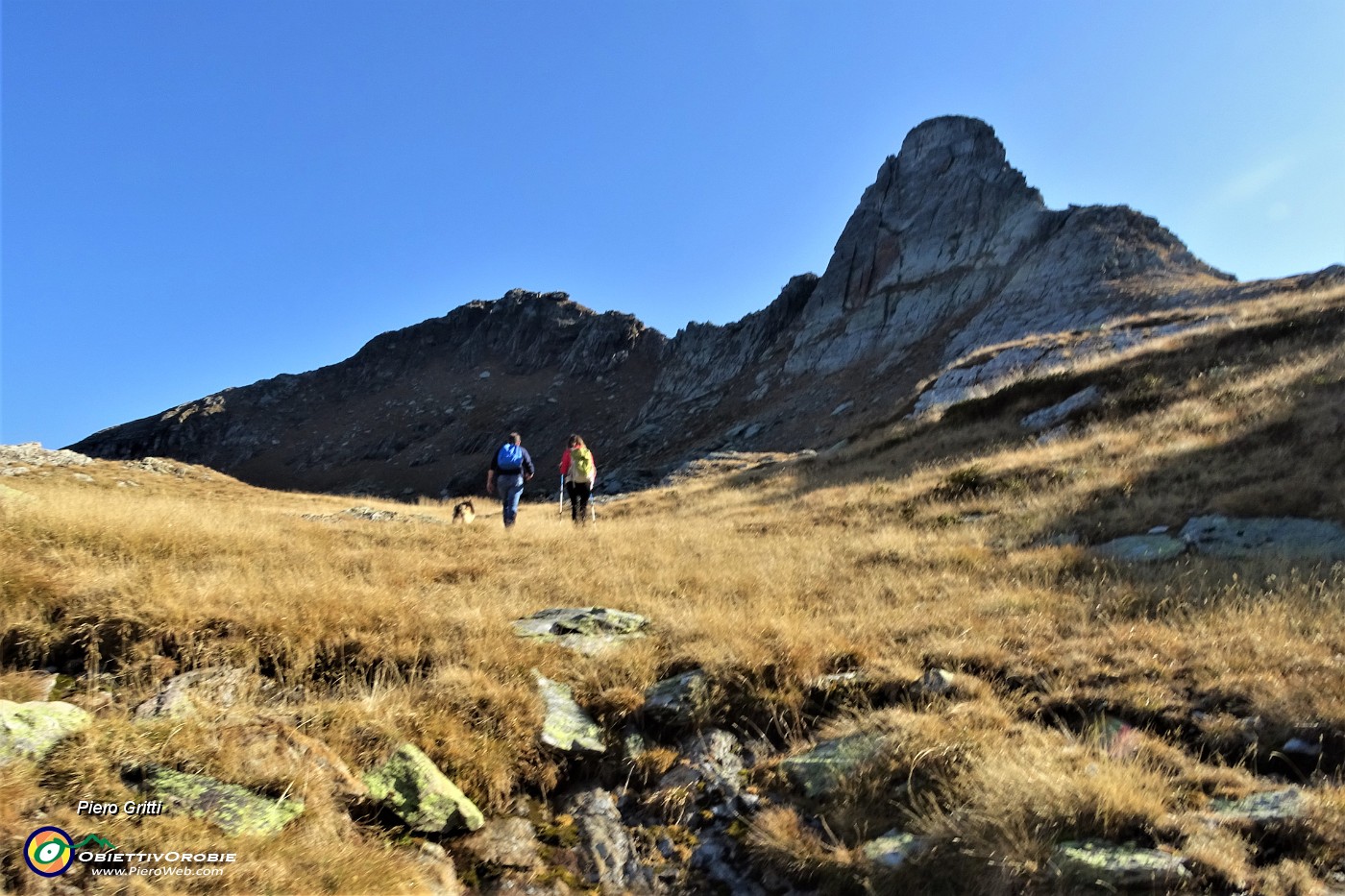 73 Ancora ripida salita con vista sul torrione del Pizzo delle Orobie...JPG